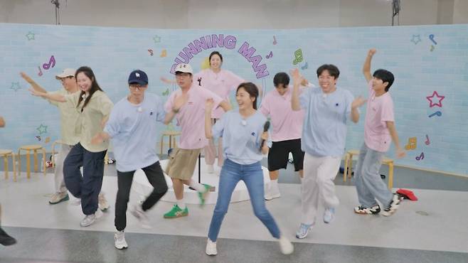 ‘런닝맨’ ‘청순 로코퀸’ 김하늘의 대변신, 노래방 접수한 ‘김부장님’