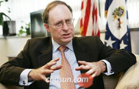 2008년 9월 이임을 앞둔 알렉산더 버시바우 주한 미국대사가 서울 세종로 대사관 내 집무실에서 조선일보와 인터뷰하고 있다. 버시바우 대사는 2009년 출간된 책에서 "(2008년 한국의 광우병 소동은) 나의 32년간의 외교관 생활 중에서 가장 기상천외하고 절망적이었던 장면 중 하나였다"고 말했다./조선일보