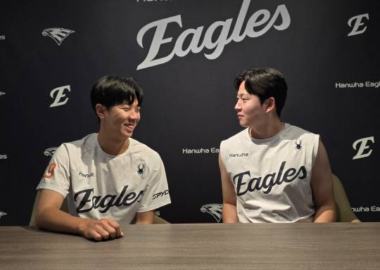 프로 2년 차를 맞은 한화이글스 황준서(왼쪽)과 조동욱. 지난해 나란히 고졸 신인 데뷔전 선발승을 기록한 두 투수는 올 시즌 각각 선발과 불펜으로 마운드를 지키며 한화의 새로운 버팀목으로 자리잡고 있다. 이성현 기자