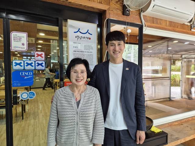 세종시 부강면에 위치한 백년가게 ‘부강옥’의 2대 유수현(왼쪽) 대표와 3대 김도윤(오른쪽) 대표가 디지털타임스와 인터뷰를 하고 있다. 강승구 기자