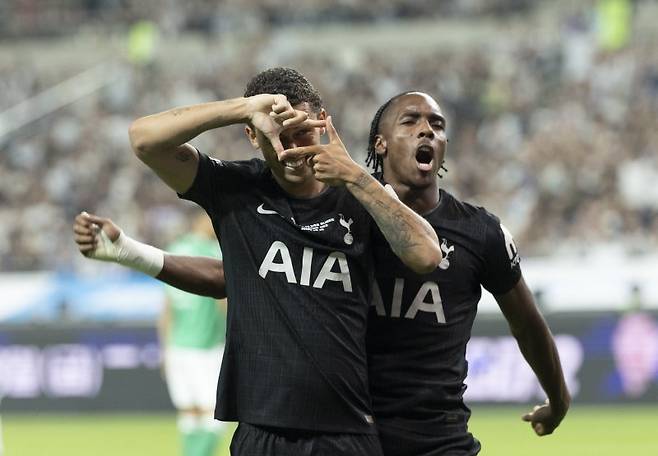 서울월드컵경기장에서 열린 2025 쿠팡플레이시리즈 뉴캐슬 유나이티드와 토트넘 홋스퍼의 경기, 토트넘 브래넌 존슨이 골을 넣고 찰칵 세리머니를 하고 있다.뉴시스【