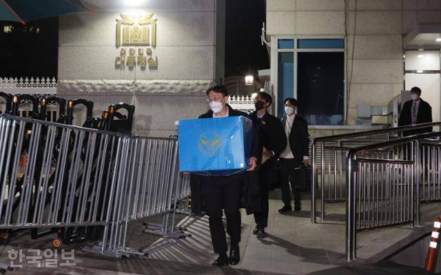 지난해 12월 11일 경찰청 국가수사본부 비상계엄 특별수사단 수사관들이 용산 대통령실에서 압수물 박스와 포렌식 장비 등을 챙겨 청사를 나서고 있다. 왕태석 선임기자