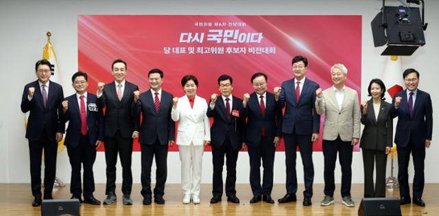 국민의힘 최고위원후보들이 3일 서울 여의도 국민의힘 중앙당사에서 열린 제6차 전당대회 최고위원 후보자 비전대회에서 기념촬영을 하고 있다. 왼쪽부터 신동욱, 함운경, 김민수, 김태우, 양향자, 장영하, 김재원, 손범규, 김근식, 최수진, 홍석준 최고위원 후보. 뉴시스