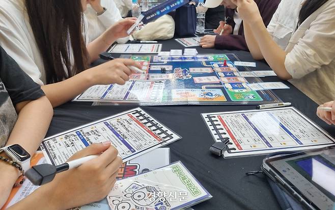 나연씨가 게임 중에 알게된 정보를 체크리스트에 빼곡히 적고 있다. 김지혜 기자