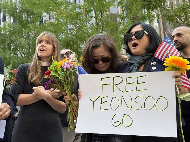 성공회 뉴욕 교구, 뉴욕이민연대 등은 2일(현지시간) 미국 뉴욕 맨해튼 이민세관단속국(ICE) 연방청사 앞에서 기자회견을 열고 ICE 요원들에 의해 체포된 성공회 사제인 김기리 신부의 자녀 고연수(20)씨의 즉각적인 석방을 요구했다. 사진은 고씨 석방을 촉구하는 회견 참석자들. 연합뉴스