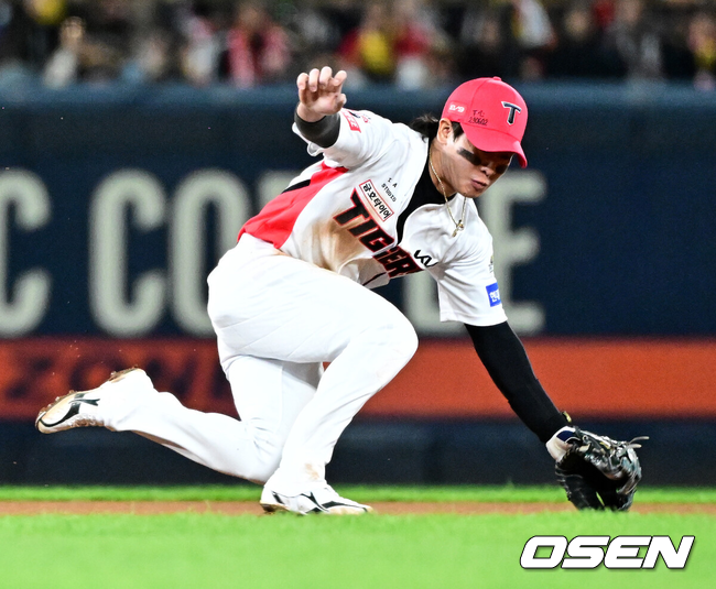 땅볼을 잡는 박찬호./OSEN DB