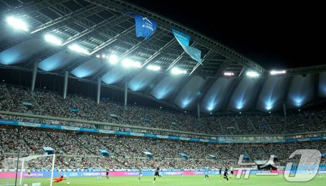 지난해 7월 서울 마포구 상암동 서울월드컵경기장에서 열린 쿠팡플레이 시리즈 1차전 토트넘 홋스퍼와 팀 K리그의 경기를 찾은 만원 관중들이 경기를 바라보고 있다. /사진=뉴스1