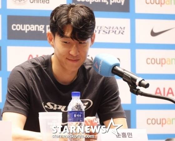 손흥민이 2일 여의도 TWO IFC에서 열린 2025 쿠팡플레이 시리즈 2경기 기자회견 중 미소짓고 있다. /사진=김진경 대기자