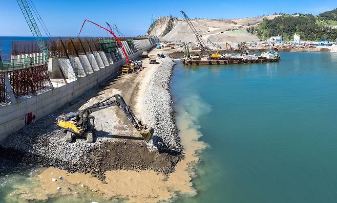 가두봉을 절취 매립 현장 가두봉이 절취되면 그 위에 공항 터미널이 건설된다. /김두한 기자