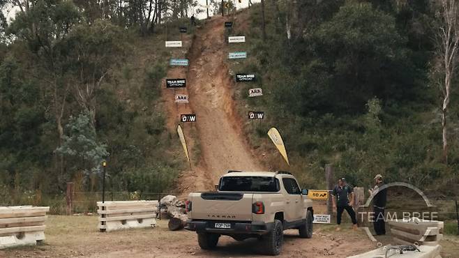 기아의 픽업트럭 타스만이 호주의 오프로드 코스 ‘비어 오클락 힐’ 등반을 앞두고 있다. (사진=‘팀 브리 오프로드’ 유튜브 채널)