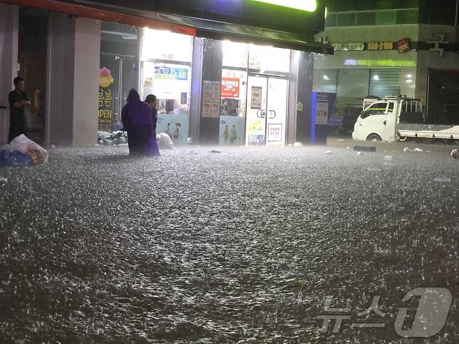 호우경보가 내린 3일 오후 광주 북구 운암동 일대 도로가 침수돼 성인 무릎 높이까지 잠겨있다. (광주 북구 제공. 재판매 및 DB 금지)