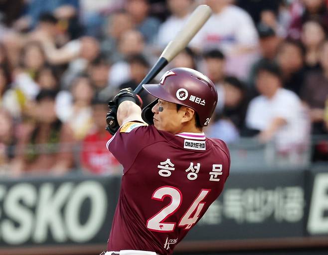 키움 송성문이 27일 광주-기아챔피언스필드에서 열린 2025 KBO리그 KIA전에서 2타점 2루타를 때리고 있다. 사진 | 연합뉴스