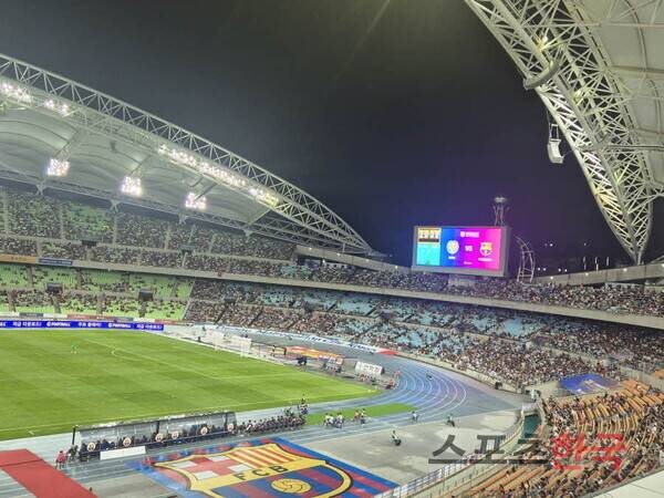 비가 오지 않았던 전반 25분경 대구스타디움 관중석 현황