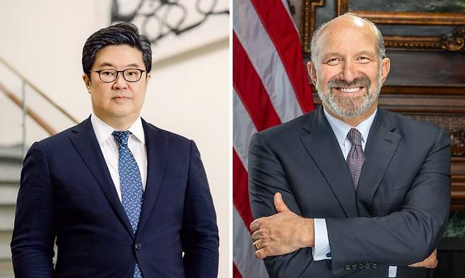 김병주 MBK 파트너스 회장(왼쪽)과 하워드 러트닉 미 상무장관(오른쪽). /조선DB