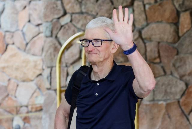 팀쿡 애플 최고경영자(CEO)가 지난달 8일 미국 아이다호주 선밸리에서 열린 선밸리 콘퍼런스 행사에 참석하며 손을 흔들고 있다. 로이터=연합뉴스