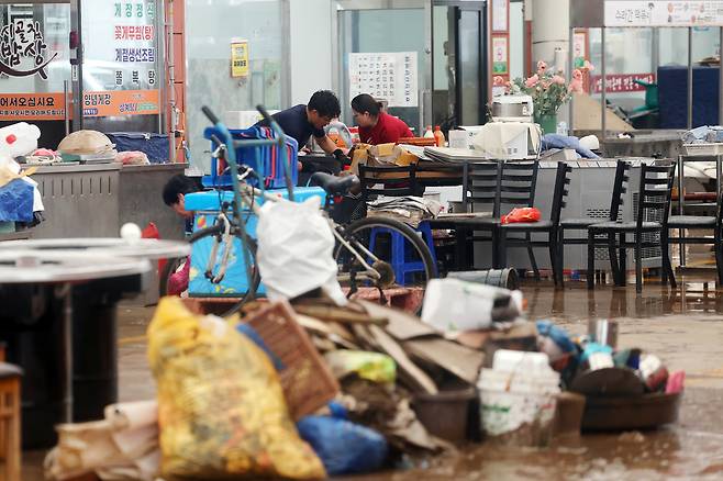 4일 오전 전남 함평군 함평천지전통시장에서 상인들이 수해 복구 작업을 하고 있다. 연합뉴스