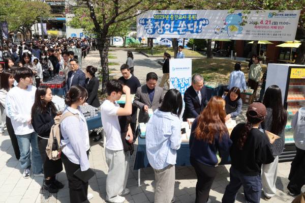 자료사진. 기사와 직접적인 관련 없음. 부산의 한 캠퍼스에서 열린 행사에 대학생들이 참여하고 있다. 연합뉴스