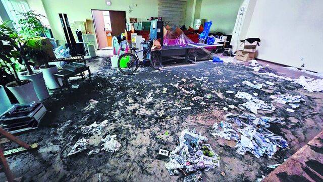 지난 3월 화재로 불탄 경기도 이천 올바른교회 내부와 목자재단이 바닥 공사를 진행한 뒤의 변화된 모습(위쪽부터). 목자재단 제공