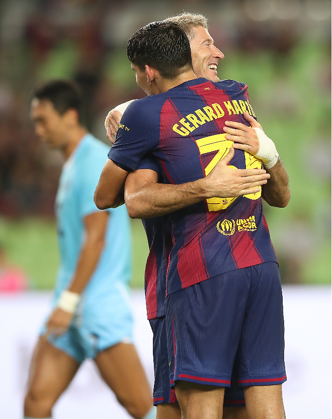 4일 대구스타디움에서 열린 FC바르셀로나 2025 아시아투어 에디션 대구FC와 FC바르셀로나의 경기. 전반전 FC바르셀로나의 레반도프스키가 팀의 두번째 골을 넣고 기뻐하고 있다. 사진=연합뉴스 제공