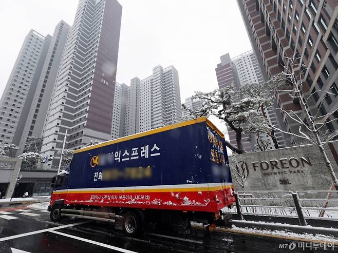 (서울=뉴스1) 황기선 기자 = 27일 둔촌주공 아파트를 재건축한 올림픽파크포레온 아파트 입주가 시작됐다. 이날부터 내년 3월 말까지 순차적으로 입주가 진행된며 총 1만2032세대가 입주 대상이다. 사진은 이날 서울 강동구 올림픽파크포레온에서 이삿짐 차량 출입하는 모습. 2024.11.27/뉴스1 Copyright (C) 뉴스1. All rights reserved. 무단 전재 및 재배포, AI학습 이용 금지. /사진=(서울=뉴스1) 황기선 기자