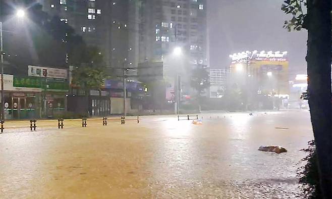지난 3일 광주 북구 신안동 한 도로가 빗물에 잠겨 있다. 연합뉴스