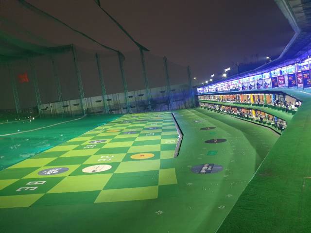 심야에 이용객이 더 몰리는 실외 연습장 쇼골프 김포공항점. 사진 제공=쇼골프