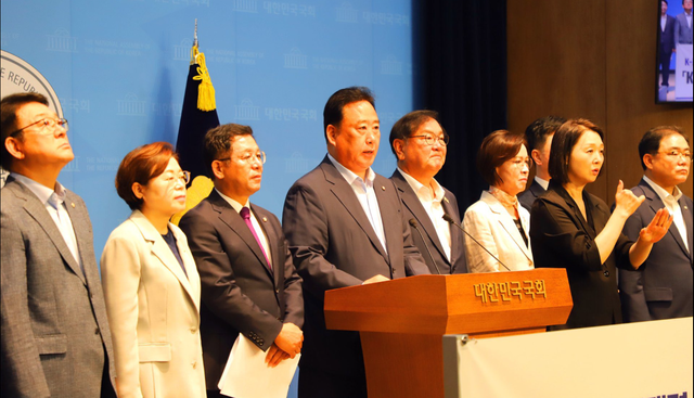 미국발 품목관세 50%, EU의 탄소국경조정제도 시행, 중국발 저가수입재 범람, 탄소중립 이행에 따른 투자압박 등 '전방위 위기'를 겪고 있는 철강업계를 지원하기 위한 K-스틸법이 발의됐다. 어기구 의원(왼쪽 네번째) 페이스북 갈무리.