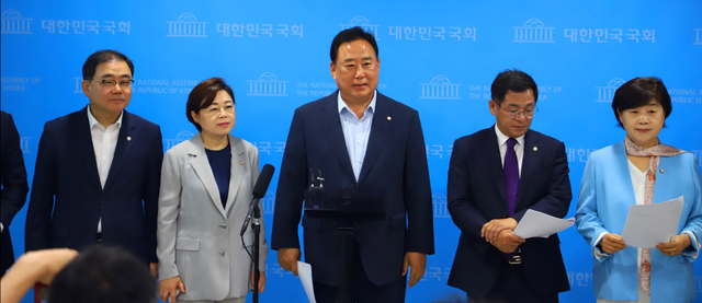 철강산업의 지속가능한 성장과 탄소중립 전환을 위한 국가적 내용을 담은 K-스틸법 제정에 참여한 여야국회의원들. 어기구 의원 페이스북 캡처.