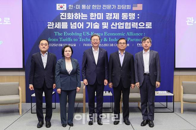 김창범 한경협 부회장을 비롯한 내빈들이 5일 FKI타워 컨퍼런스센터에서 열린 ‘진화하는 한미 경제동맹: 관세를 넘어 기술 및 산업협력으로’ 좌담회에서 기념촬영을 하고 있다. 사진 왼쪽부터 정철 한경연 원장, 유명희 서울대 교수, 김창범 한경협 부회장, 최석영 법무법인 광장 고문, 이재민 서울대 법학전문대학원 원장.(사진=한경협)