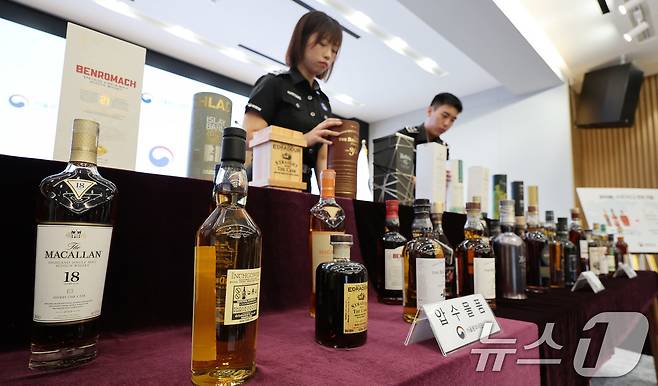 5일 서울 강남구 서울본부세관에서 관계자들이 압수된 밀수입 고가 위스키를 공개하고 있다. 2025.8.5/뉴스1 ⓒ News1 박지혜 기자