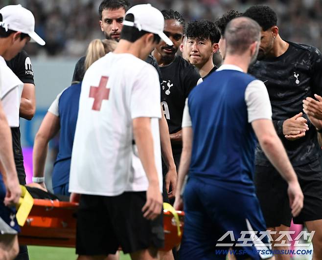 들것에 실려나가는 친구를 바라보는 손흥민의 안타까운 시선