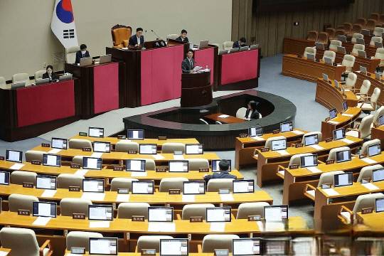 5일 국회 본회의에서 노종면 더불어민주당 의원이 방송법 일부개정법률안 관련 무제한 토론(필리버스터)을 이어가고 있다.연합뉴스