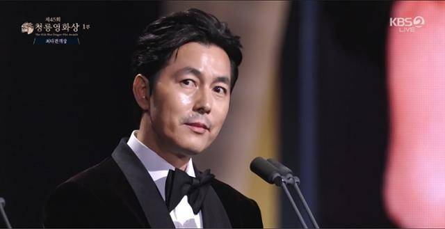 배우 정우성이 지난해 11월 29일 서울 영등포구 여의도 KBS홀에서 열린 제45회 청룡영화상 시상식에서 '혼외자 논란'에 대한 입장을 밝히고 있다. KBS 방송 캡처