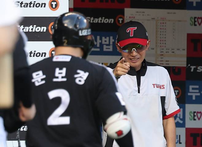 <yonhap photo-3323=""> 염경엽 '보경이 최고' (서울=연합뉴스) 임화영 기자 = 27일 서울 잠실야구장에서 열린 프로야구 LG 트윈스와 두산 베어스의 경기. 3회초 무사 1, 2루 때 3점 홈런을 친 LG 문보경을 바라보며 염경엽 감독이 흐뭇하게 웃고 있다. 2025.7.27 hwayoung7@yna.co.kr/2025-07-27 19:14:16/ <저작권자 ⓒ 1980-2025 ㈜연합뉴스. 무단 전재 재배포 금지, AI 학습 및 활용 금지></yonhap>