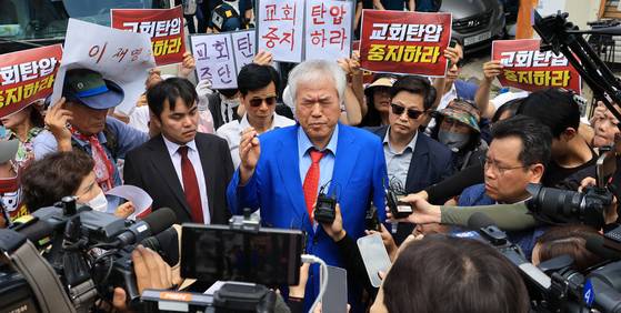 경찰이 올해 1월 발생한 서울서부지법 폭력 난동 사태에 연관됐다는 의혹을 받는 전광훈 목사와 사랑제일교회에 대해 압수수색에 나선 가운데 5일 서울 성북구 사랑제일교회에서 나온 전광훈 목사가 발언하고 있다. 연합뉴스