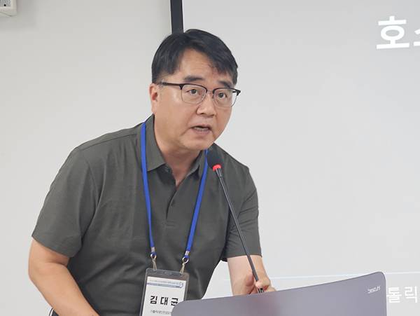 김대균 가톨릭대학교 인천성모병원 권역호스피스센터장이 4일 서울 국립중앙의료원 중앙감염병원 대회의실에서 열린 ‘2025 대한노인신경의학회 정책 심포지엄’에서 말기 질환자의 호스피스 이용률을 높이기 위해 인식 전환이 필요하다고 강조하고 있다. 이찬종 기자