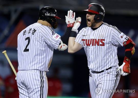 LG 문보경과 오스틴 딘 / 사진=연합뉴스