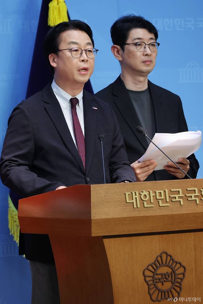 (서울=뉴스1) 이광호 기자 = 국회 국무총리 인사청문특별위원회 국민의힘 곽규택, 주진우 의원이 23일 오전 서울 여의도 국회 소통관에서 기자회견을 열고 김민석 총리 후보자의 자진 사퇴를 촉구하고 있다. 2025.6.23/뉴스1 Copyright (C) 뉴스1. All rights reserved. 무단 전재 및 재배포, AI학습 이용 금지. /사진=(서울=뉴스1) 이광호 기자