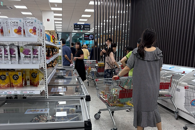 최근 고양시 소재 국군복지단 군마트에서 소비자들이 결제를 기다리고 있다. 강승연 기자