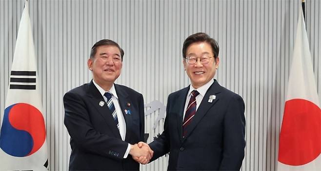 이재명 대통령이 지난 6월 17일(현지시간) 캐나다 앨버타주 캐내내스키스 주요 7개국(G7) 정상회의장에서 열린 한일 정상회담에서 이시바 시게루 일본 총리와 악수하며 기념촬영을 하고 있다. 캐내내스키스 연합뉴스