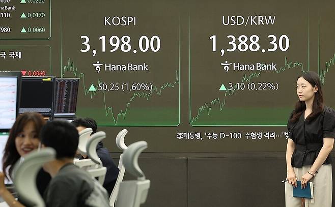 5일 코스피가 3198.00에 장을 마쳤다. 사진은 서울 중구 하나은행 본점 딜링룸 ⓒ연합뉴스