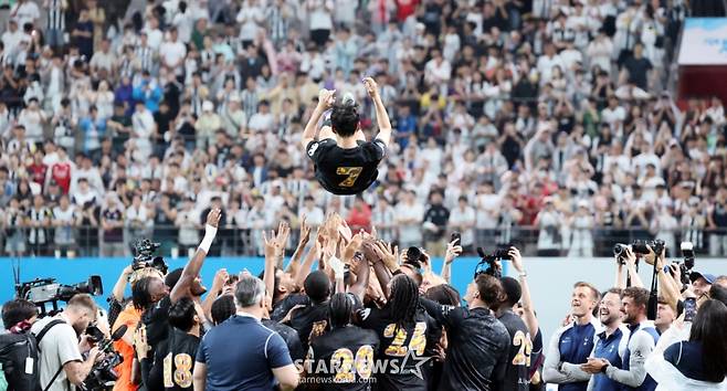 토트넘 선수들이 3일 서울월드컵경기장에서 열린 '2025 쿠팡플레이시리즈 토트넘 홋스퍼와 뉴캐슬 유나이티드 경기를 마무리 한후 10년간의 동행을 끝내는 손흥민을 헹가래치고 있다. /사진=강영조 선임기자