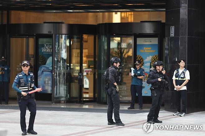 명동 신세계백화점 폭파 협박글로 경찰 수색 (서울=연합뉴스) 윤동진 기자 = 5일 서울 중구 명동 신세계백화점 본점에 폭발물을 설치했다는 협박 글이 인터넷 커뮤니티에 올라와 출동한 경찰이 주변을 통제하고 있다. 2025.8.5 mon@yna.co.kr