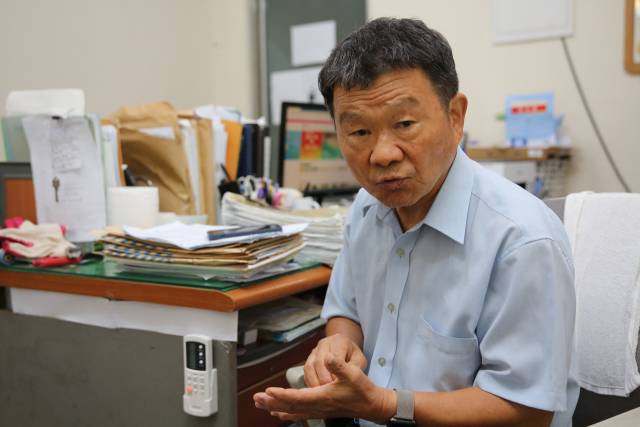 정현조 씨가 지난 20여 년 동안 딸의 죽음에 대한 진실 규명을 위해 노력해온 이야기를 들려주고 있다. 김도훈 기자