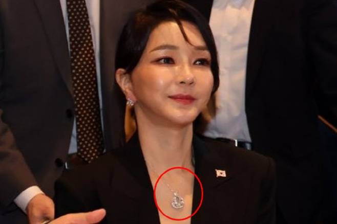 지난 2022년 6월 나토 순방 당시 6000천만원대 반클리프 아펠 목걸이를 착용한 김건희 여사. (사진=연합뉴스)