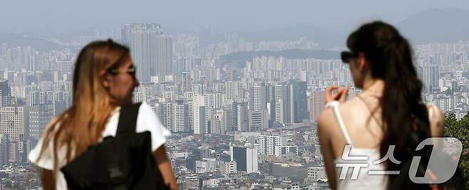 서울 남산을 찾은 외국인관광객이 도심 아파트 단지를 바라보고 있다. 2025.6.18/뉴스1 ⓒ News1 박지혜 기자