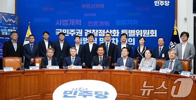 정청래 더불어민주당 대표와 민형배 위원장을 비롯한 위원들이 6일 서울 여의도 국회에서 열린 국민주권 검찰정상화 특별위원회 출범식 및 1차 회의에서 기념 촬영을 하고 있다. 2025.8.6/뉴스1 ⓒ News1 유승관 기자