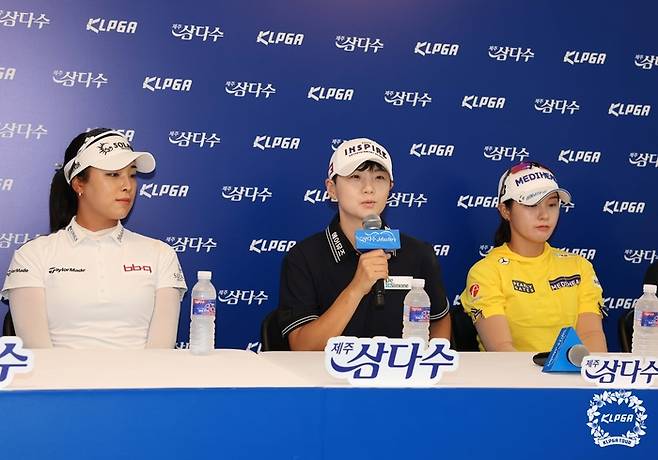 윤이나(왼쪽)가 6일 제주 서귀포 싸이프러스 골프&리조트에서 열린 KLPGA투어 제12회 제주삼다수 마스터스 미디어데이에서 박성현의 의견에 귀 기울이고 있다. 사진 | KLPGA