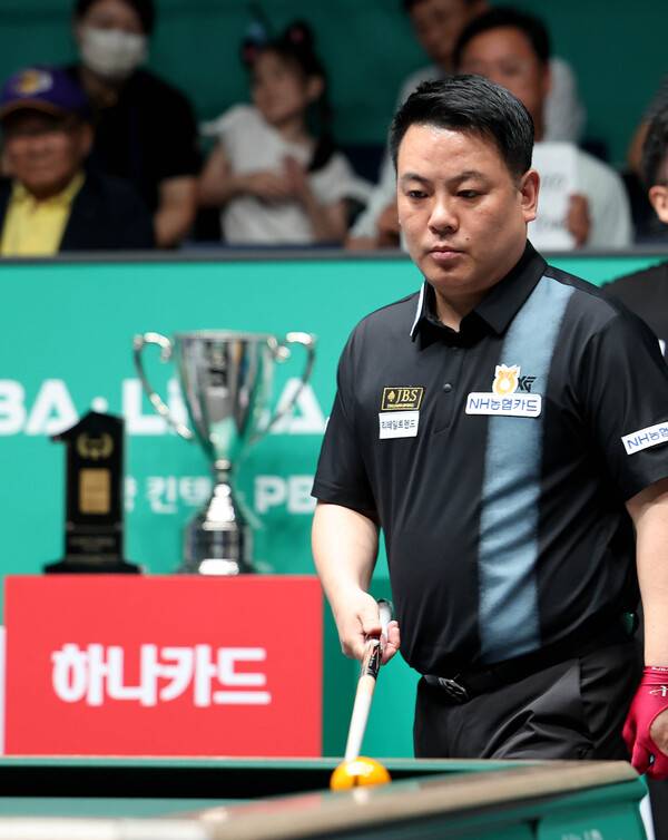 경기도 고양시 고양 킨텍스 PBA 스타디움에서 열린 프로당구 2025-26시즌 3차투어 '올바른 생활카드 NH농협카드 PBA-LPBA 채리티 챔피언십'에 출전한 조재호가 경기에 집중하고 있다. /사진=PBA