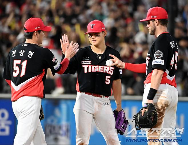 5일 부산 사직야구장에서 열린 KIA와 롯데의 경기, KIA가 2대0으로 승리했다. 전상현 김도영 위즈덤이 기쁨을 나누고 있다. 부산=허상욱 기자wook@sportschosun.com/2025.08.05/